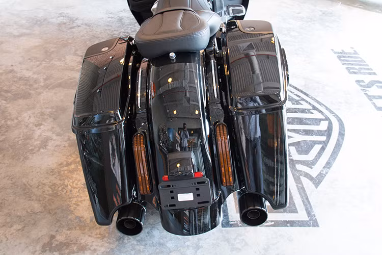 Với chiều dài 2,46 mét, trục cơ sở 1,63 m và trọng lượng ướt lên tới gần 394 kg, CVO Street Glide 2017 là một chiếc xe đồ sộ và yêu cầu người điều khiển phải có sức khỏe tốt mới có thể dắt được nó. Với chiều cao yên thấp nhất chỉ 668,02 mm, ngay cả những người có chiều cao thấp cũng có thể dễ dàng chống chân với CVO Street Glide.