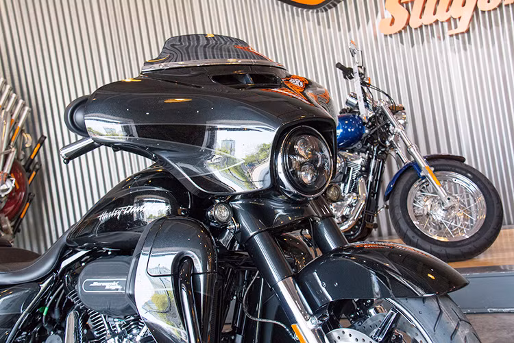 Được "độ" lại bởi bộ phận Custom Vehicle Operations của Harley-Davidson, CVO Street Glide 2017 có một loạt các chi tiết khác biệt so với chiếc Street Glide phiên bản thường, trong khi vẫn giữ nguyên thiết kế tổng thể. Giống những mẫu Harley-Davidson CVO khác, chiếc xe được trang bị đèn pha trước LED Daymaker sáng hơn.