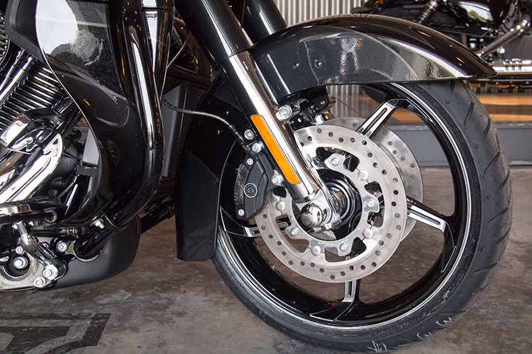 CVO Street Glide 2017 sở hữu cặp mâm độ 5 cánh xoắn với tên gọi Agressor, được hoàn thiện trong tông màu kim loại phay bóng và sơn đen bóng đẹp mắt. Vành trước của xe có đường kính 19 inch, sử dụng lốp 130/60/19. Giống như Street Glide 2017 thường, phiên bản CVO cũng có phuộc Showa cải tiến và hệ thống phanh đã được nâng cấp với heo Brembo Reflex Linked.