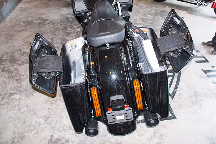 Là một mẫu xe touring đường trường đầy mạnh mẽ, CVO Street Glide 2017 có có 2 thùng đồ với tổng dung tích lên tới 67 lít ở phía đuôi xe cùng với bộ yên thoải mái cho người lái. Cặp thùng sau của phiên bản này có khả năng đóng mở nắp bằng điện và có thêm 2 loa.