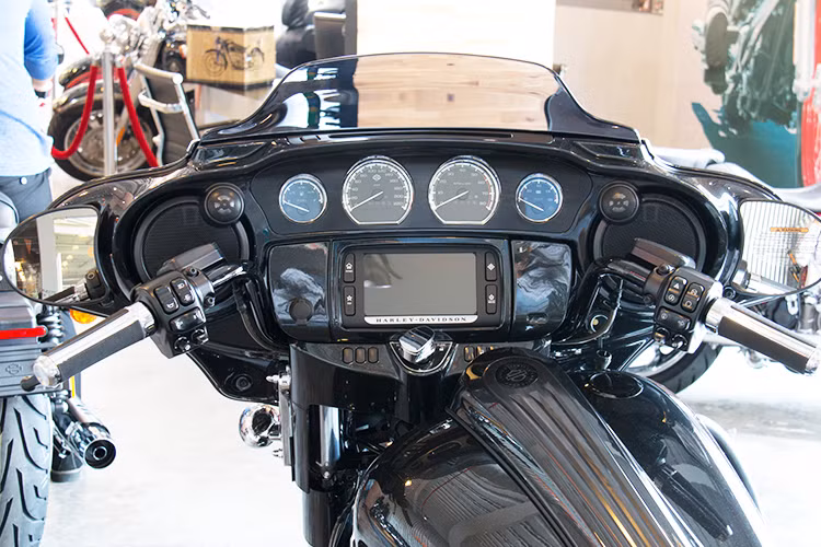 Nằm phía sau bộ quây gió của xe là bảng đồng hồ với 4 đồng hồ chỉ báo các thông số khác nhau, bên dưới là hệ thống thông tin giải trí với màn hình cảm ứng 6,5 inch tích hợp sẵn tính năng định vị GPS và kết nối với hệ thống âm thanh BOOM! Box 6.5 GT. Người dùng cũng có thể phát nhạc qua điện thoại thông qua kết nối Bluetooth. 