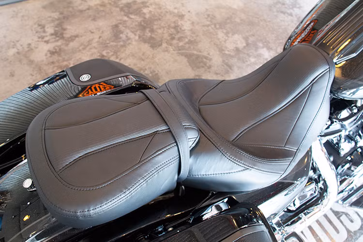 Một điểm đặc biệt không thể thiếu trên mỗi chiếc Harley-Davidson CVO là màu sơn đặc biệt. Với CVO Street Glide, hãng xe môtô Harley-Davidson cung cấp tới 4 tùy chọn màu sắc khác nhau, tất cả đều có 2 tông màu sơn ánh kim Hard Candy và những họa tiết trang trí vẽ thủ công. Chiếc xe trong bài có màu xám Dark Slate Candy, đen bóng Arctic Black.