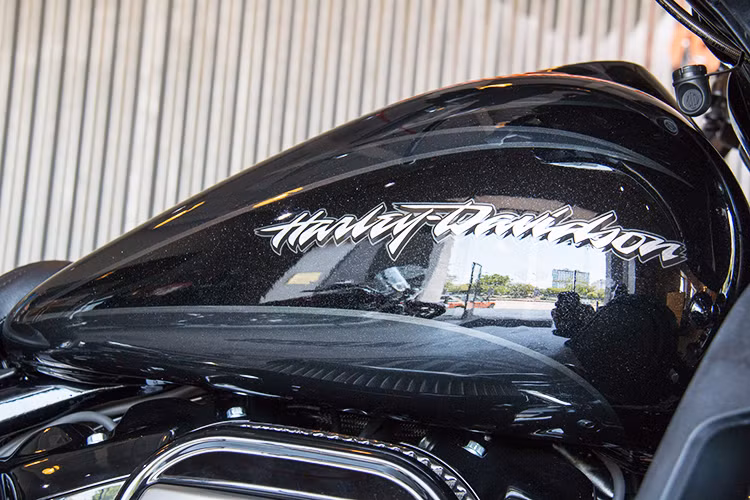 Hệ thống giải trí của xe còn hỗ trợ radio AM/FM, dịch vụ radio vệ tinh Sirius XM (chỉ có ở phiên bản nhập Mỹ hoặc Canada), điều khiển bằng giọng nói, khe đọc thẻ SD, cổng USB... Như vậy, có thể nói CVO Street Glide sở hữu nhiều tiện nghi tương đương các dòng ôtô cỡ trung.