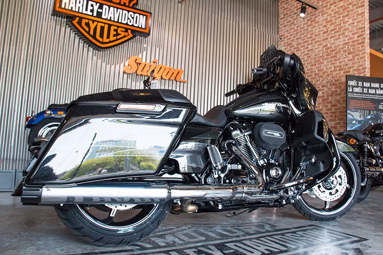 Động cơ Milwaukee-Eight CVO mới có dung tích "khủng" lên tới 114 inch khối (tương đương 1868 cc), đem tới mô-men xoắn cực đại hơn 160 Nm. Milwaukee-Eight đem tới hiệu năng cao hơn hẳn, giúp xe tăng tốc từ 0-100 km/h nhanh hơn 11% so với các dòng động cơ cũ. Giống phiên bản thường, động cơ của CVO Street Glide cũng giải quyết vấn đề tản nhiệt tốt hơn đời cũ.