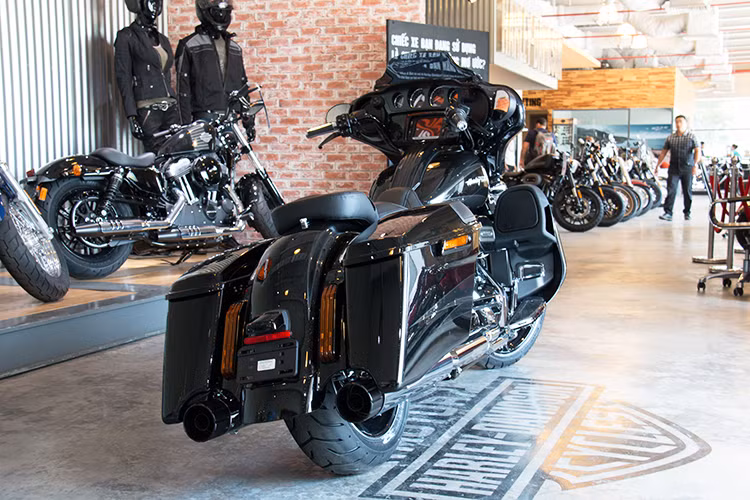 Khí thải từ động cơ V-Twin được dẫn qua cặp pô đặt song song hai bên thân xe. Thay vì mâm sau 16 inch như bản thường, chiếc xe có mâm 18 inch và đi lốp 180/55/18. Ngoài ra, trên phiên bản mới này hãng xe môtô Harley-Davidson cũng đã cải thiện phần nào nhiệt từ động cơ, do sử dụng bộ giải nhiệt dầu và bố trí lại ống xả…