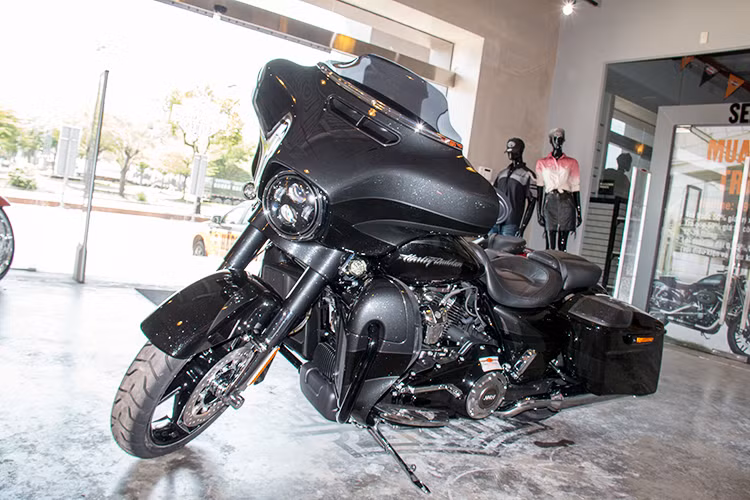 Tại thị trường quê nhà Mỹ, một chiếc xe môtô Harley-Davidon CVO Street Glide 2017 có giá lên tới 38.000 USD (khoảng hơn 800 triệu đồng). Hiện tại, chiếc xe phiên bản đặc biệt này đang được bán chính hãng với mức giá tại thị trường Việt Nam lên tới 1,86 tỷ đồng.