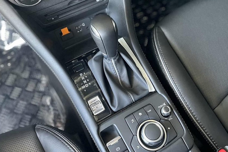 "Trái tim" của Mazda CX-3 1.5L AT vẫn là động cơ xăng SkyActiv-G 1.5L với công suất tối đa 110 mã lực tại tua máy 6.000 vòng/phút và mô-men xoắn cực đại 144 Nm tại tua máy 4.000 vòng/phút.