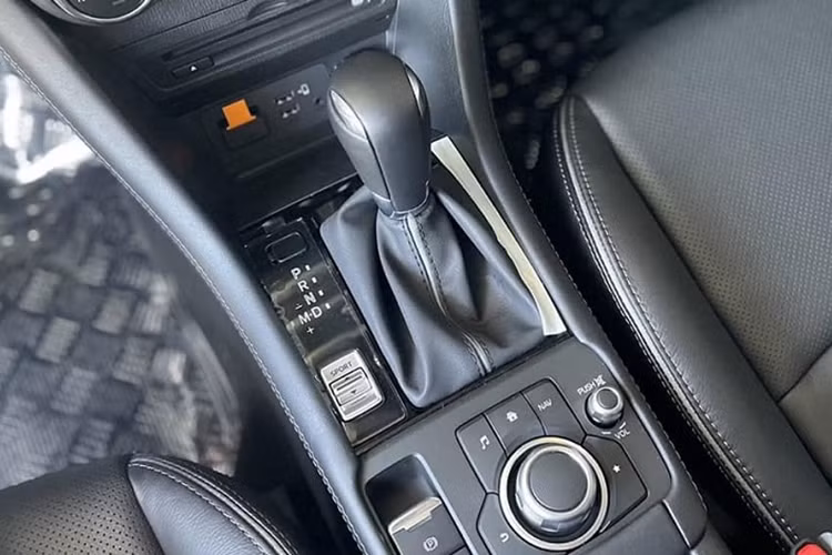 "Trái tim" của Mazda CX-3 1.5L AT vẫn là động cơ xăng SkyActiv-G 1.5L với công suất tối đa 110 mã lực tại tua máy 6.000 vòng/phút và mô-men xoắn cực đại 144 Nm tại tua máy 4.000 vòng/phút.