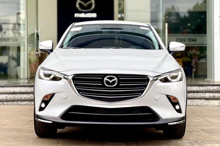 Mới đây trên trang chủ của Mazda Việt Nam, dòng SUV cỡ nhỏ CX-3 đã lặng lẽ được bổ sung bản tiêu chuẩn mới mang tên 1.5L AT. Như vậy, dòng Mazda CX-3 tại Việt Nam hiện có tổng cộng 4 phiên bản, bao gồm 1.5L AT, 1.5L Deluxe, 1.5L Luxury và 1.5L Premium. Giá bán của 4 phiên bản này lần lượt là 524 triệu, 559 triệu, 589 triệu và 644 triệu đồng.