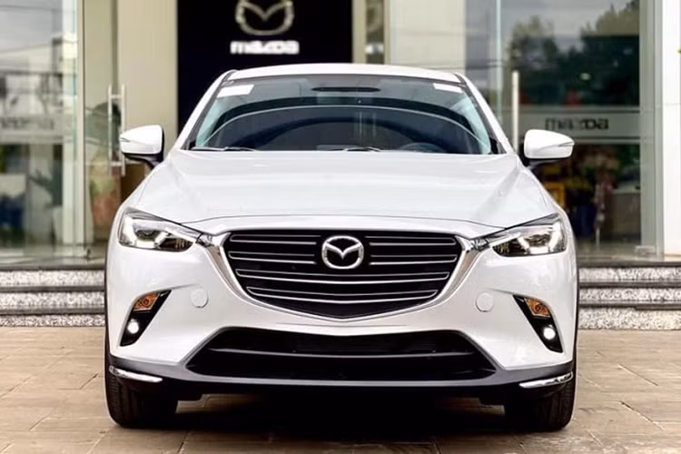 Mới đây trên trang chủ của Mazda Việt Nam, dòng SUV cỡ nhỏ CX-3 đã lặng lẽ được bổ sung bản tiêu chuẩn mới mang tên 1.5L AT. Như vậy, dòng Mazda CX-3 tại Việt Nam hiện có tổng cộng 4 phiên bản, bao gồm 1.5L AT, 1.5L Deluxe, 1.5L Luxury và 1.5L Premium. Giá bán của 4 phiên bản này lần lượt là 524 triệu, 559 triệu, 589 triệu và 644 triệu đồng.