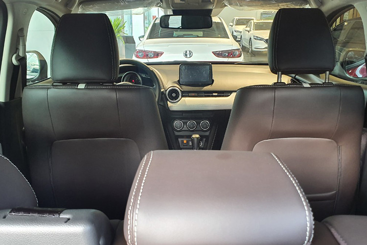 Trang bị an toàn của Mazda CX-3 1.5L AT cũng khá cơ bản với 2 túi khí trước, hệ thống chống bó cứng phanh ABS, phân bổ lực phanh điện tử EBD, hỗ trợ lực phanh khẩn cấp EBA, cảnh báo phanh khẩn cấp ESS, cân bằng điện tử DSC, hỗ trợ khởi hành ngang dốc HLA và camera lùi. Xe không có cảm biến hỗ trợ đỗ xe, camera 360 độ hay gói công nghệ an toàn chủ động i-Activsense như bản cao cấp.