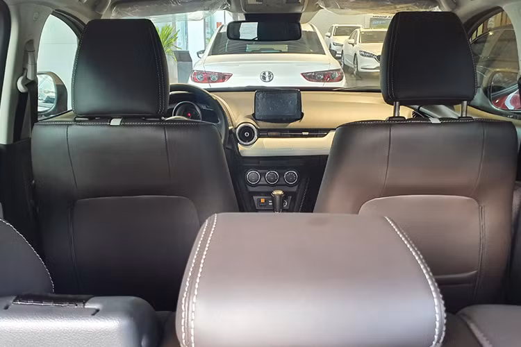 Trang bị an toàn của Mazda CX-3 1.5L AT cũng khá cơ bản với 2 túi khí trước, hệ thống chống bó cứng phanh ABS, phân bổ lực phanh điện tử EBD, hỗ trợ lực phanh khẩn cấp EBA, cảnh báo phanh khẩn cấp ESS, cân bằng điện tử DSC, hỗ trợ khởi hành ngang dốc HLA và camera lùi. Xe không có cảm biến hỗ trợ đỗ xe, camera 360 độ hay gói công nghệ an toàn chủ động i-Activsense như bản cao cấp.