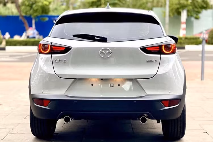 Với bản tiêu chuẩn mới, Mazda CX-3 trở thành mẫu SUV cỡ B có giá niêm yết thấp nhất Việt Nam, rẻ hơn cả MG ZS (khởi điểm 538 triệu đồng). Tất nhiên, bản tiêu chuẩn mới cũng sẽ có trang bị sơ sài hơn so với 3 bản còn lại.