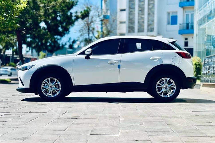 So với lần điều chỉnh trước đó, giá xe Mazda CX-3 2023 cho 3 bản 1.5L Deluxe, 1.5L Luxury và 1.5L Premium đã tăng lên. Cụ thể, Mazda CX-3 bản 1.5L Deluxe và 1.5L Luxury đều tăng giá 10 triệu đồng. Mức tăng tương ứng của bản 1.5L Premium là 8 triệu đồng.