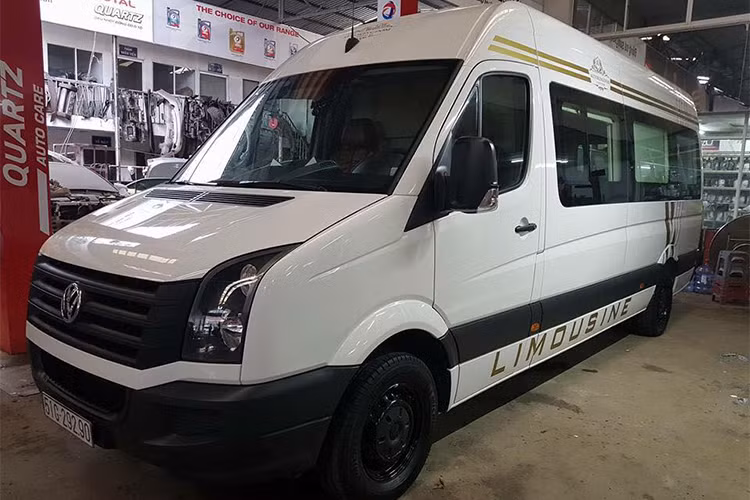 Giá bán 4 tỷ đồng của chiếc Volkswagen Crafter này cao hơn khá nhiều so với giá khoảng 1,2 tỷ đồng của chiếc Ford Transit độ limousine chính hãng tại Việt Nam. Tuy nhiên, chiếc VW Crafter có nhiều trang bị cao cấp hơn cũng như không gian rộng rãi hơn tương đối nhiều.