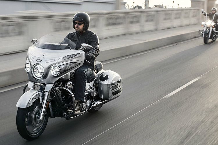 Tại thị trường Mỹ, một chiếc Chieftain Dark Horse từng ra mắt vào năm 2017 có giá khởi điểm khoảng 21.999 USD. Riêng phiên bản Chieftain Elite 2018 màu bạc xỉn cực độc sản xuất giới hạn vẫn chưa được công bố giá bán, nhưng chắc chắn nó sẽ đắt hơn các phiên bản cùng dòng.