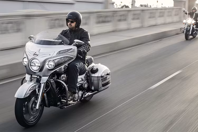 Tại thị trường Mỹ, một chiếc Chieftain Dark Horse từng ra mắt vào năm 2017 có giá khởi điểm khoảng 21.999 USD. Riêng phiên bản Chieftain Elite 2018 màu bạc xỉn cực độc sản xuất giới hạn vẫn chưa được công bố giá bán, nhưng chắc chắn nó sẽ đắt hơn các phiên bản cùng dòng.