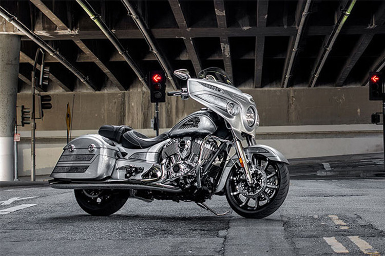 Mẫu xe môtô Indian Chieftain Elite 2018 với màu sơn mới vô cùng hấp dẫn với màu bạc xỉn Black Hills Sliver. Được biết, màu áo mới này được lấy cảm hứng từ những mỏ khai thác bạc ở Black Hills, South Dakota, Mỹ gần với thị trấn Spearfish nơi đặt trụ sở nhà máy sơn độ của Indian.