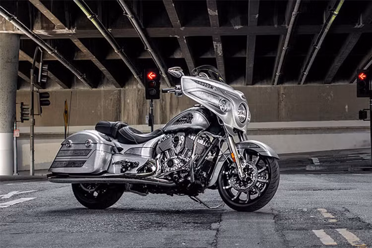 Mẫu xe môtô Indian Chieftain Elite 2018 với màu sơn mới vô cùng hấp dẫn với màu bạc xỉn Black Hills Sliver. Được biết, màu áo mới này được lấy cảm hứng từ những mỏ khai thác bạc ở Black Hills, South Dakota, Mỹ gần với thị trấn Spearfish nơi đặt trụ sở nhà máy sơn độ của Indian.