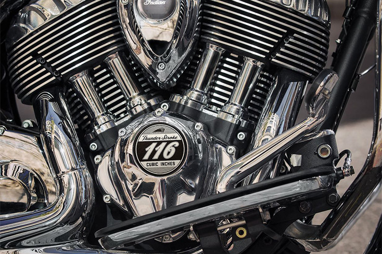 Indian Chieftain Elite 2018 bản đặc biệt được trang bị khối động cơ V-twin Thunderstroke 111 dung tích 1.811cc truyền tải mô-men xoắn 161 Nm tại vòng tua 3.000 vòng/phút tới bánh sau thông qua hộp số côn tay 6 cấp. 
