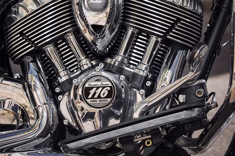 Indian Chieftain Elite 2018 bản đặc biệt được trang bị khối động cơ V-twin Thunderstroke 111 dung tích 1.811cc truyền tải mô-men xoắn 161 Nm tại vòng tua 3.000 vòng/phút tới bánh sau thông qua hộp số côn tay 6 cấp. 