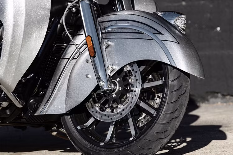 Tương xứng với trọng lượng ướt 392 kg tương đương với một mẫu ôtô nhỏ, Chieftain Elite 2018 sở hữu cặp vành đúc kích thước 19 inch phía trước và 16 inch phía sau. Yên xe cực thấp chỉ 660mm đậm chất bagger. Xe cũng được tích hợp phanh ABS, hệ thống giữ ga tự động,...