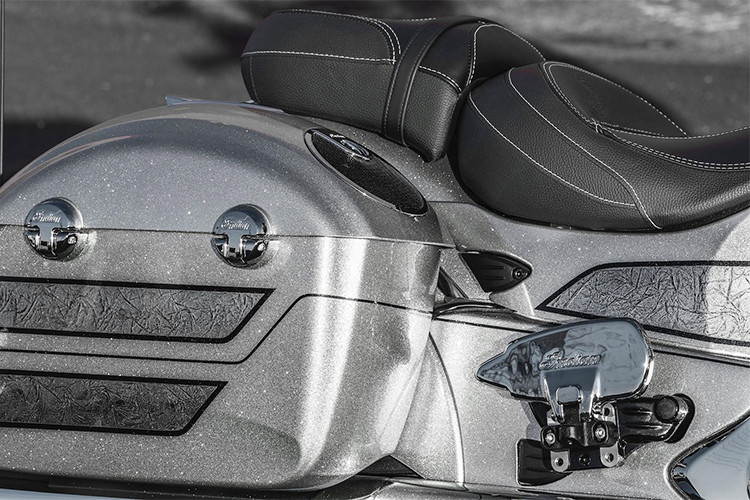 Cặp thùng cứng được gắn ở phía sau xe, biến Chieftain trở thành một mẫu bagger "đúng điệu" với các hoạ tiết nổi bật. Bên cạnh đó là hệ thống giải trí cao cấp hàng đầu được tích hợp như kết nối điện thoại thông minh, bản đồ trên màn hình và đáng chú ý là hệ thống loa cao cấp 200W.