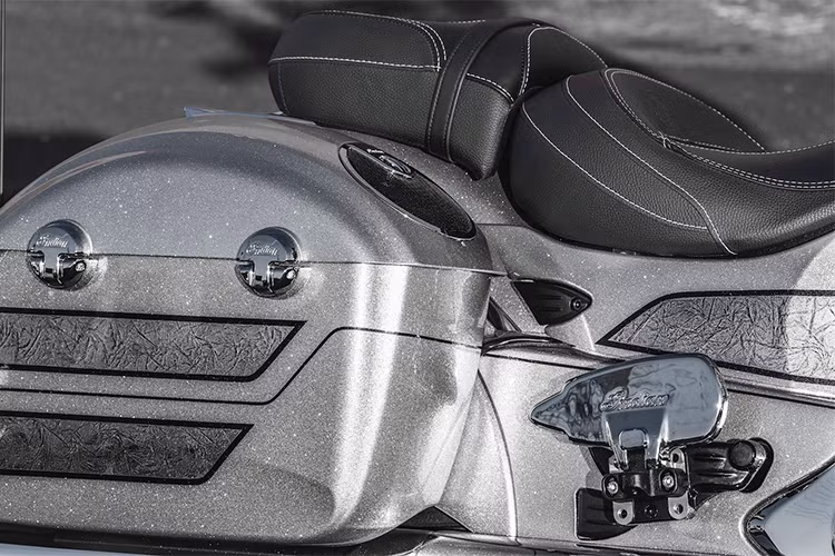 Cặp thùng cứng được gắn ở phía sau xe, biến Chieftain trở thành một mẫu bagger "đúng điệu" với các hoạ tiết nổi bật. Bên cạnh đó là hệ thống giải trí cao cấp hàng đầu được tích hợp như kết nối điện thoại thông minh, bản đồ trên màn hình và đáng chú ý là hệ thống loa cao cấp 200W.