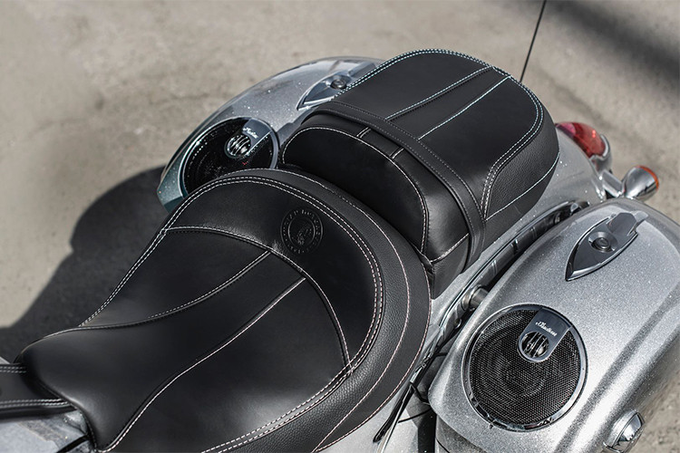 Yên xe được thiết kế dạng chia đôi màu đen trên nền bạc kèm các đường chỉ khâu nổi bật. Mặc dù được thiết kế hoài cổ, nhưng Chieftain Elite 2018 bản đặc biệt vẫn được trang bị hệ thống kiểm soát hình trình cruise control, hệ thống đo áp suất lốp và khởi động keyless không cần chìa...