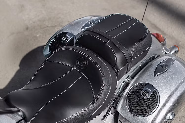 Yên xe được thiết kế dạng chia đôi màu đen trên nền bạc kèm các đường chỉ khâu nổi bật. Mặc dù được thiết kế hoài cổ, nhưng Chieftain Elite 2018 bản đặc biệt vẫn được trang bị hệ thống kiểm soát hình trình cruise control, hệ thống đo áp suất lốp và khởi động keyless không cần chìa...