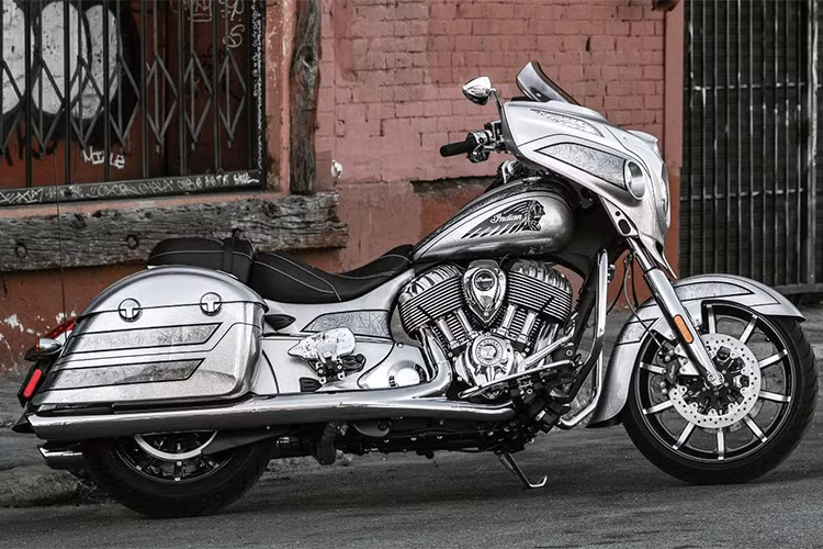 Lớp sơn mới trên mẫu Indian Chieftain Elite 2018 được sơn thủ công cần tới 25 tiếng để hoàn thiện mỗi chiếc xe. Chính vì vậy, dù đều mang trên mình màu bạc Black Hills Sliver song mỗi chiếc xe đều có điểm khác biệt với nhau, không đồng nhất, tạo cảm giác đặc biệt cho khách hàng 
