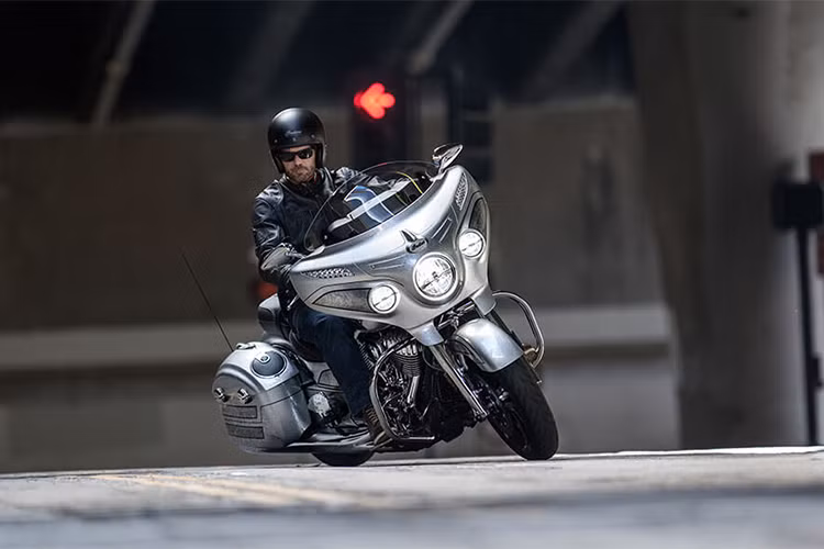 Ngoài ra bên cạnh đó, Indian Motorcycle cũng đem tới cho người mua sự lựa chọn cá nhân hóa Chieftain Elite 2018 với hàng loạt phụ tùng độ cùng màu bạc xỉn Black Hills Sliver thùng 2 bên có thể tháo rời nhanh gọn nhẹ, fairing đầu xe độ thấp hơn và dè chắn bùn trước cỡ lớn uốn lượn đặc trưng của xe bagger cổ điển.