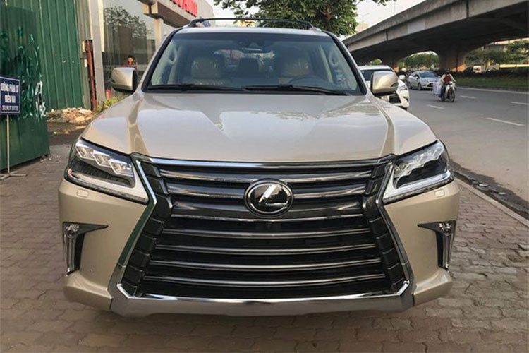 Chiếc Lexus LX570 trong bài viết này thuộc phiên bản 2018, nó thuộc dạng "hàng hiếm" tại Việt Nam hiện nay do các nghị định, chính sách mới được áp dụng. ẫn nổi bật với cụm đèn pha 3 bóng LED, dải đèn LED chiếu sáng ban ngày hình chữ L hay ốp đèn sương mù mạ chrome hình boomerang, ưới tản nhiệt hình con suốt cỡ lớn,...