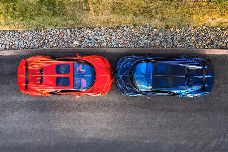 Người chồng là người đầu tiên đặt xe, sau đó người vợ mới thông qua chi nhánh cá nhân hoá Sur Mersure của Bugatti đặt thêm một chiếc thứ 2.