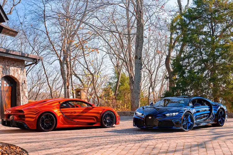 Dù dòng Bugatti Chiron đã ngừng sản xuất nhưng điều đó không ngăn cản Bugatti tiếp tục khoe những chiếc xe còn lại đã và đang hoàn thiện cho khách cọc. Những chiếc xe mới nhất được hãng giới thiệu là một cặp Bugatti Chiron Super Sport đặc biệt.