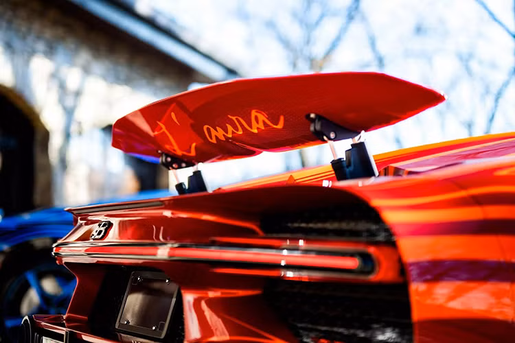 Mặc dù có hoạ tiết "ton-sur-ton" nhưng để tạo ra sự tương phản, anh đã lựa chọn thân xe Bugatti Chiron Super Sport của mình bằng sợi carbon trần màu đen với hoạ tiết sơn màu xanh French Racing.