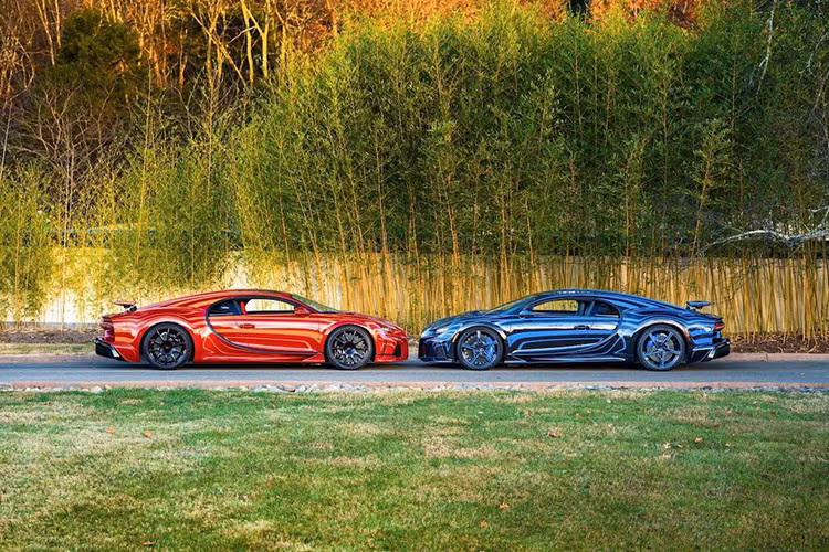 Cặp siêu xe Bugatti Chiron Super Sport này được đặt thông qua đại lý Greenwich ở Mỹ. Điều đáng chú ý không chỉ bởi 2 chiếc xe này đã được đặt bởi một cặp vợ chồng đại gia Mỹ bí ẩn, mà còn vì cách họ trang trí chiếc xe của mình.
