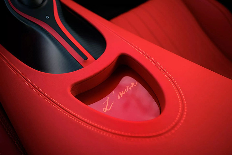 Đáng chú ý, anh chồng thậm chí còn muốn xe mình giống như xe vợ bằng cách lắp đặt nóc Sky View, nghĩa là tấm mui nguyên bản phải được loại bỏ khỏi khung liền khối để thay bằng mui 2 ô kính.