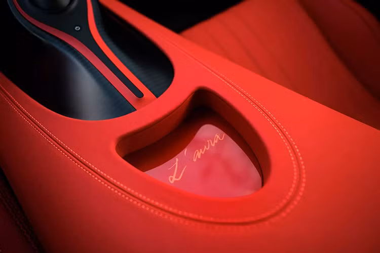 Đáng chú ý, anh chồng thậm chí còn muốn xe mình giống như xe vợ bằng cách lắp đặt nóc Sky View, nghĩa là tấm mui nguyên bản phải được loại bỏ khỏi khung liền khối để thay bằng mui 2 ô kính.