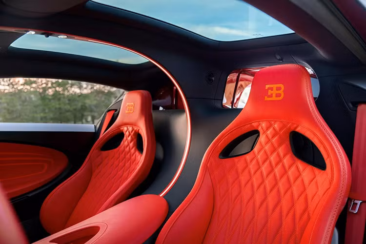 Đầu tiên hoa văn này được dán lên bên ngoài xe, trước khi từng đường nét được vẽ tỉ mỉ bằng tay và sau đó được bảo vệ bằng nhiều lớp sơn trong suốt. Nữ khách hàng đã đặt tên xe là “L'aura” hay Hào quang và tên này được sơn ở mặt dưới của cánh gió sau.