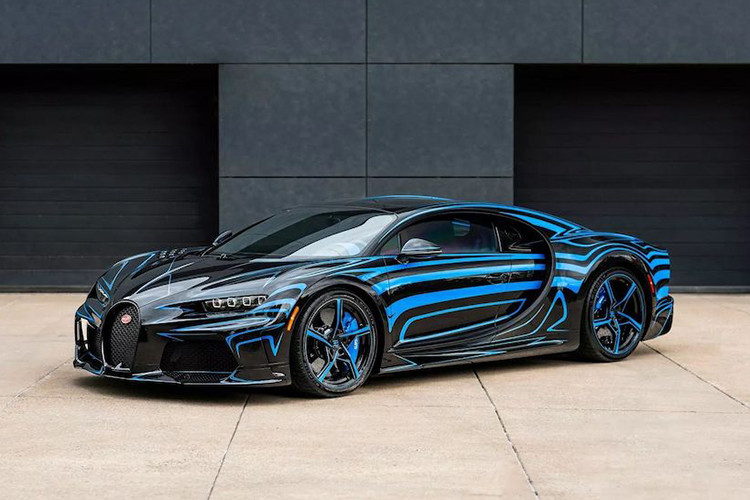 'Coup de Foudre' là một cái tên phù hợp với cách người chồng đã ngay lập tức quyết định đặt lại xe khi nhìn thấy chiếc Chiron Super Sport của vợ mình. Mức giá xe Bugatti Chiron Super Sport khi mới ra mắt bán khoảng 4 triệu USD (tương đương 93 tỷ đồng). Đây cũng là một trong số những hypercar đắt và hiếm nhất thế giới.