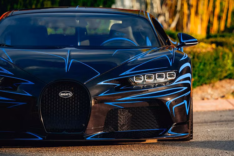 Tuy nhiên thay vì màu trắng/xanh như bản gốc, người vợ đã chọn màu đỏ Rosso Efesto và cam Arancia Mira cho chiếc Bugatti Chiron Super Sport của mình.