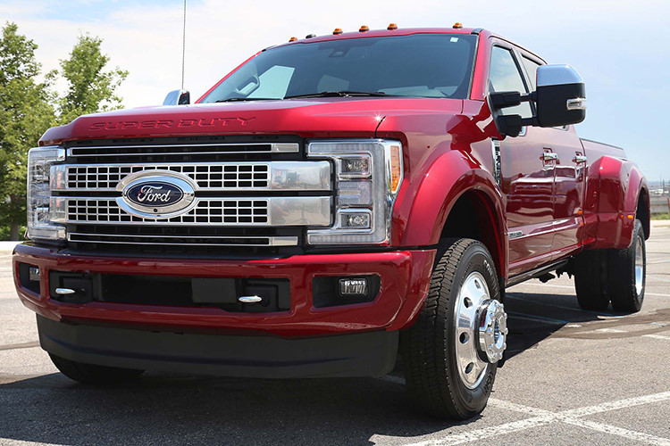 Theo đó, mẫu xe bán tải "đàn anh" của chiếc F-150 Raptor - Ford Super Duty F-450 Platinum 2019 mới đầu tiên và độc nhất Việt Nam sau một thời gian khá dài về nước và nằm ở cảng Cát Lái, TP HCM sẽ được công ty nhập khẩu tư nhân đưa ra Hà Nội tìm kiếm chủ nhân.