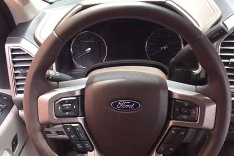 Ngoài ra, còn có gương chiếu hậu chống chói, vô lăng bọc da, sưởi ấm, tích hợp phím chỉnh âm lượng, hệ thống âm thanh B&amp;O, hệ thống định vị, hệ thống thông tin giải trí SYNC 3 và khởi động máy từ xa. Thêm vào đó là ghế trước chỉnh điện 10 hướng, nhớ vị trí và sưởi ấm/làm mát cũng như ghế sau gập 60/40 được trang bị.