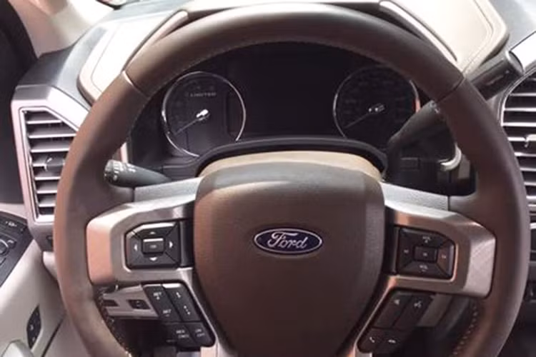 Ngoài ra, còn có gương chiếu hậu chống chói, vô lăng bọc da, sưởi ấm, tích hợp phím chỉnh âm lượng, hệ thống âm thanh B&amp;O, hệ thống định vị, hệ thống thông tin giải trí SYNC 3 và khởi động máy từ xa. Thêm vào đó là ghế trước chỉnh điện 10 hướng, nhớ vị trí và sưởi ấm/làm mát cũng như ghế sau gập 60/40 được trang bị.