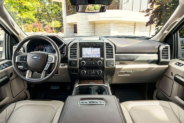 Bên trong của mẫu Ford Super Duty F-450 Platinum 2019 là không gian nội thất bọc da cao cấp với 5 chỗ ngồi. Nội thất của mẫu xe bán tải này có những trang bị đáng chú ý như điều hòa tự động 2 vùng, pedal chỉnh điện, màn hình 8 inch trong bảng đồng hồ, camera lùi..