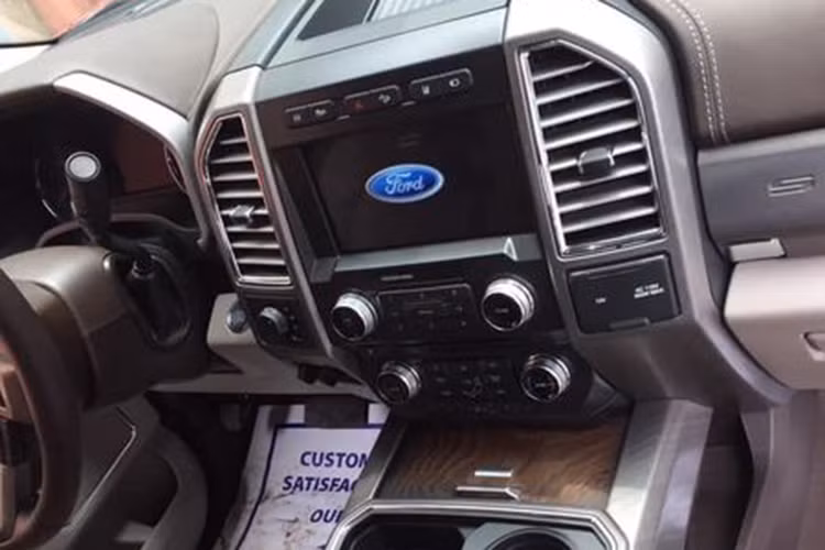 Về an toàn, Ford Super Duty F-450 Platinum 2019 đi kèm túi khí trước, túi khí bên, túi khí rèm, hệ thống cảnh báo điểm mù, cảnh báo phương tiện cắt ngang khi lùi và cảm biến lùi tiêu chuẩn. Xe sở hữu chiều dài cơ sở dao động từ 3.586 - 4.470 mm. Thêm vào đó, xe còn có khả năng kéo tối đa 9.525 kg và trọng tải lớn nhất 3.465 kg.