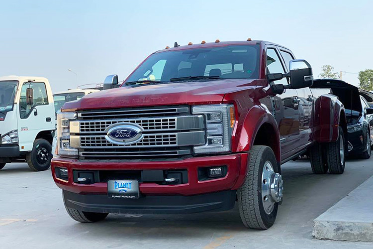 Ford Super Duty F-450 Platinum 2019 tại Việt Nam được trang bị động cơ diesel Power Stroke V8 tăng áp, dung tích 6,7 lít. Động cơ tạo ra công suất tối đa 450 mã lực tại tua máy 2.800 vòng/phút và mô-men xoắn cực đại 1.267 Nm tại tua máy 1.800 vòng/phút. Sức mạnh được truyền tới bánh thông qua hộp số tự động SelectShift 6 cấp.