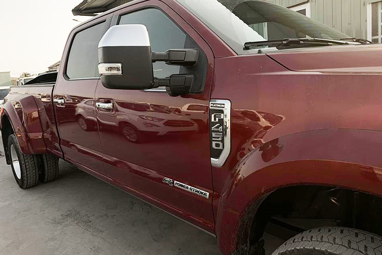 Xe sở hữu bộ mâm "dị" với đầu trục nhô hẳn ra ngoài khá độc đáo. Logo thương hiệu được tích hợp trên mang cá hông, gương xe bọc Chrome sáng bóng tích hợp đèn Xi-nhan Led báo rẽ. Bộ ống xả cỡ lớn đặt lệch sang một bên đúng phong cách nhà F-Series của Ford. Cửa thùng sau chỉnh điện và tích hợp điều khiển từ xa hiện đại.