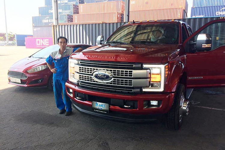 Hiện chưa rõ giá bán Ford Super Duty F-450 Platinum 2019 nhập khẩu tư nhân về Việt Nam. Trong khi đó, tại Mỹ, Ford Super Duty F-450 Platinum 2019 có giá khởi điểm 75.585 USD (khoảng 1,75 tỷ đồng).
